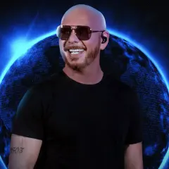 Pitbull mr worldwide w okularach i słuchawkach na tle kosmicznej planety.