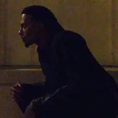 Playboi Carti w ciemności, przygotowuje się do wejścia na scenę. Koncert tuż, tuż.