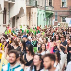 Tłum studentów na ulicy, wielu w kostiumach i z zielonymi "simsowymi" czepkami. To właśnie juwenalia, czyli święto studentów!