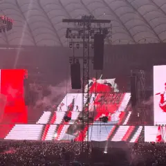 Koncert na stadionie. Wielkie ekrany pokazują artystę, a tłum śpiewa razem z nim. Niesamowita, **mata trasa** koncertowa!