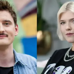 Podsiadło i Zawiałow, młodzi artyści, prezentują swoje charakterystyczne style. On w dżinsowej kurtce, ona z blond włosami i wyrazistym makijażem.