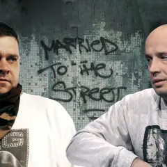 Peja i Tede, dwaj polscy raperzy, na tle napisu "Married to the Street".