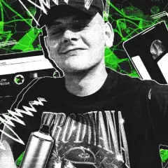 Młody raper z Krakowa, z kasetą i VHS w tle, gotowy na podbój sceny.
