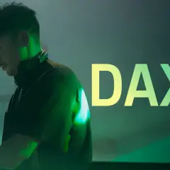Dax J, DJ w słuchawkach, w zielonym świetle, z napisem "DAX J" i logo Arte.