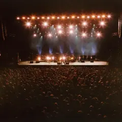 Koncertowa scena z Iggy Popem na ekranach, tłum fanów i zespół gotowy do występu. To musi być niezapomniany off festival lineup!