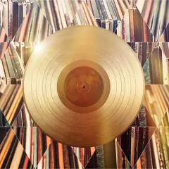 Złota płyta winylowa na tle stosów albumów. Kto sprzedał najwięcej płyt w historii? To pytanie nurtuje fanów muzyki od lat.