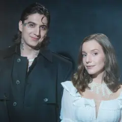 Sobel i sanah, artystyczny duet, pozują do zdjęcia w stylizacjach podkreślających ich unikalny styl.