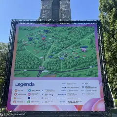 Mapa festiwalu z zaznaczonymi scenami, w tym "Bittersweet Stage". Legenda wyjaśnia punkty gastronomiczne, toalety i inne udogodnienia.