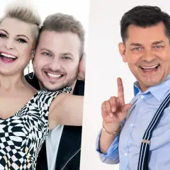Uśmiechnięte gwiazdy disco polo: wesoła trójka z przodu i mężczyzna w niebieskiej koszuli z szelkami po prawej.
