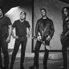 Czterech członków zespołu Metallica, gotowych na premierę swojej nowej płyty, pozuje do czarno-białego zdjęcia.