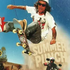 Skater w powietrzu, z napisem "Summer Punch" w tle. Poczuj energię festiwalu!