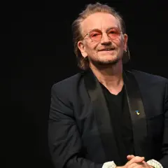 Bono w okularach, z przypinką w barwach Ukrainy, zapowiada u2 nowa płyta.