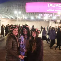 Trzy fanki w wiankach z kwiatów przed Tauron Areną Kraków, gotowe na koncert Florence and the Machine.