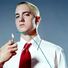 Eminem, w białej koszuli i czerwonym krawacie, zapala lont. To symboliczny moment w jego historii.