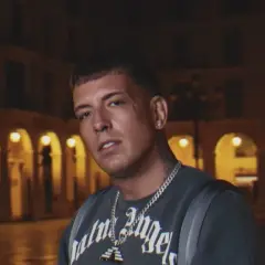Sentino, znany z kontrowersyjnej **biografii**, w ciemnej scenerii miejskiej.