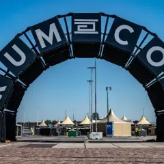 Brama festiwalowa z napisem "DRUMCODE". Wyobraź sobie, że Adam Beyer właśnie przez nią przechodzi, by rozpocząć swój set.