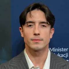 Dawid Kwiatkowski w garniturze, zapowiada swoją nową piosenkę.