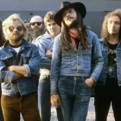 Zespół Dżem skład: rockmani w dżinsowych kurtkach i z charakterystycznymi fryzurami, gotowi na kolejny koncert.