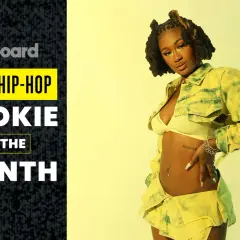 Kobieta w żółtym komplecie, z napisem "Billboard R&B // Hip-Hop Rookie Of The Month".