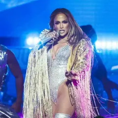 Jennifer Lopez w błyszczącym stroju na scenie, jakby właśnie dała koncert dla fanów w Polsce.