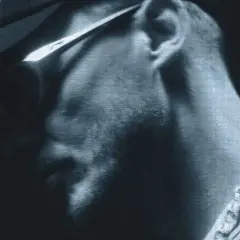 Pezet w czapce z daszkiem, z łańcuchem na szyi, zapowiada swój nowy album.