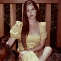 Lana Del Rey w żółtej sukience z psami, jakby czekała na nowy album.