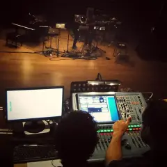 Dwie osoby przy konsolecie dźwiękowej, przygotowujące scenę do występu z elementami dub FX.