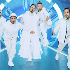 Backstreet Boys teraz w futurystycznych białych strojach, gotowi na podbój sceny.