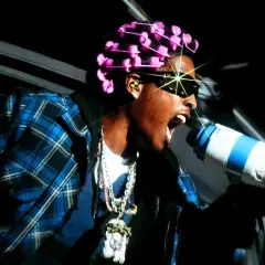 ASAP Rocky z różowymi wałkami na włosach i megafonem zapowiada swój nowy album.