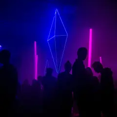 Tłumy bawią się przy neonowych światłach i geometrycznych instalacjach, tworząc atmosferę największych imprez techno na świecie.
