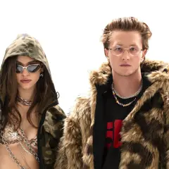 Para młodych w modnych stylizacjach. Ona w moro kurtce i łańcuchach, on w futrzanej kurtce. Zastanawiasz się, czym się różni mixtape od albumu?