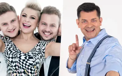 Uśmiechnięte gwiazdy disco polo: wesoła trójka z przodu i mężczyzna w niebieskiej koszuli z szelkami po prawej.