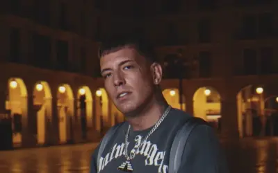 Sentino, znany z kontrowersyjnej **biografii**, w ciemnej scenerii miejskiej.