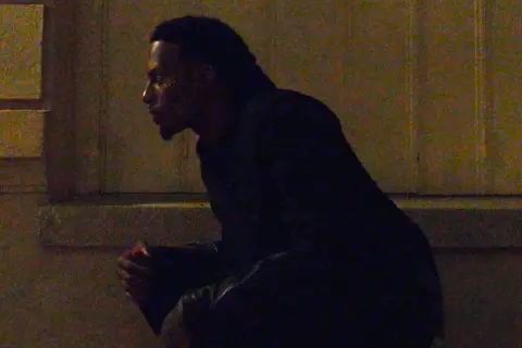 Playboi Carti w ciemności, przygotowuje się do wejścia na scenę. Koncert tuż, tuż.