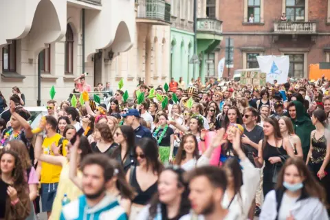 Tłum studentów na ulicy, wielu w kostiumach i z zielonymi "simsowymi" czepkami. To właśnie juwenalia, czyli święto studentów!