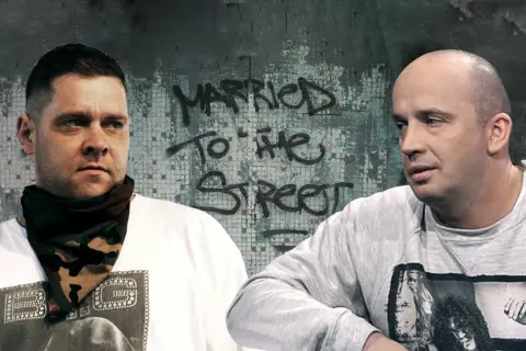 Peja i Tede, dwaj polscy raperzy, na tle napisu "Married to the Street".