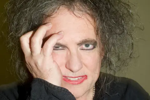Robert Smith z The Cure, z ręką na twarzy, w makijażu i z burzą włosów. Czyżby zapowiadał nowa płyta?