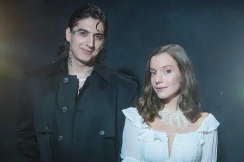 Sobel i sanah, artystyczny duet, pozują do zdjęcia w stylizacjach podkreślających ich unikalny styl.