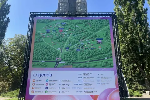 Mapa festiwalu z zaznaczonymi scenami, w tym "Bittersweet Stage". Legenda wyjaśnia punkty gastronomiczne, toalety i inne udogodnienia.
