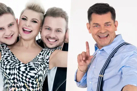 Uśmiechnięte gwiazdy disco polo: wesoła trójka z przodu i mężczyzna w niebieskiej koszuli z szelkami po prawej.