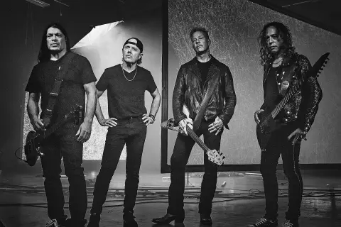 Czterech członków zespołu Metallica, gotowych na premierę swojej nowej płyty, pozuje do czarno-białego zdjęcia.
