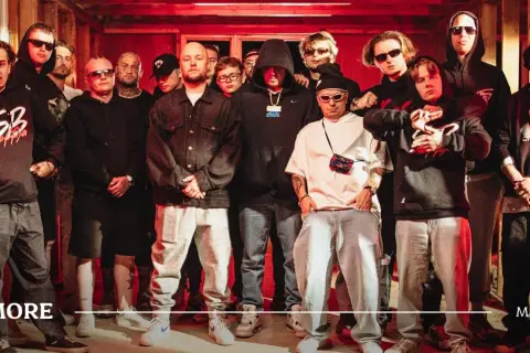 Grupa młodych mężczyzn w luźnych ubraniach, pozująca do zdjęcia. Wśród nich widać napisy "SB Maffija 3" i "Chaos".
