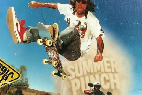 Skater w powietrzu, z napisem "Summer Punch" w tle. Poczuj energię festiwalu!