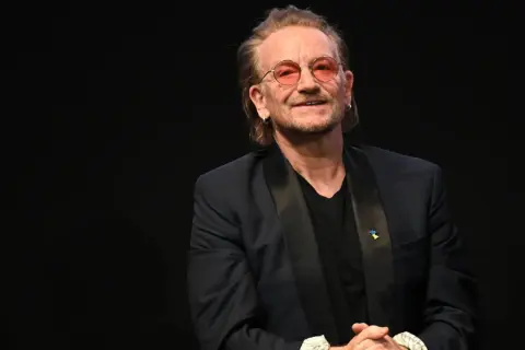 Bono w okularach, z przypinką w barwach Ukrainy, zapowiada u2 nowa płyta.