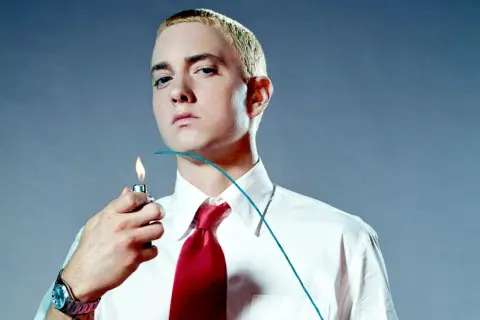 Eminem, w białej koszuli i czerwonym krawacie, zapala lont. To symboliczny moment w jego historii.