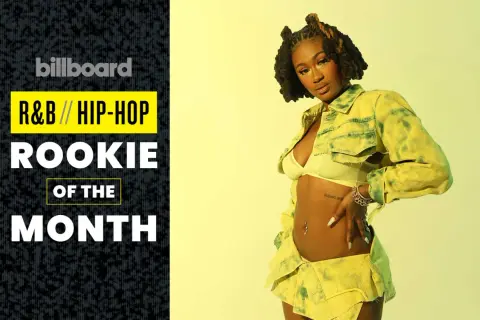 Kobieta w żółtym komplecie, z napisem "Billboard R&B // Hip-Hop Rookie Of The Month".