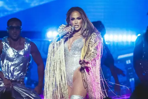 Jennifer Lopez w błyszczącym stroju na scenie, jakby właśnie dała koncert dla fanów w Polsce.