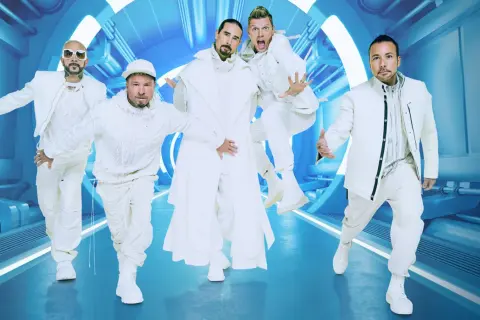 Backstreet Boys teraz w futurystycznych białych strojach, gotowi na podbój sceny.