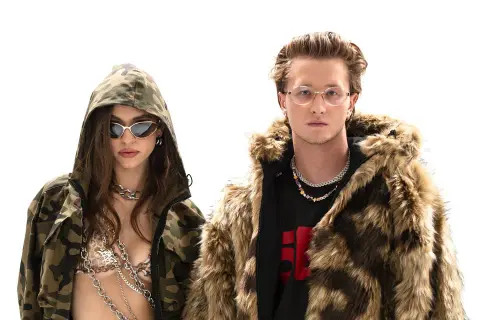 Para młodych w modnych stylizacjach. Ona w moro kurtce i łańcuchach, on w futrzanej kurtce. Zastanawiasz się, czym się różni mixtape od albumu?