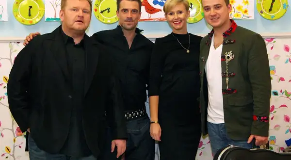 Zespół Future Folk: trzej panowie i jedna pani, gotowi na koncert.